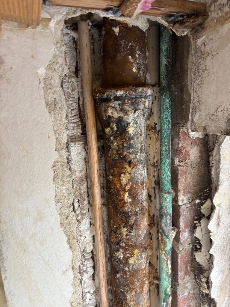 Freigelegte beschädigte Rohrleitung bei einem Rohrbruch